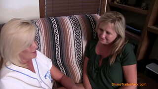 Uma MILF Lambendo Buceta, Fica a Orgia Começou