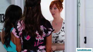 ǻ�母和继女去面对欺负和一个丰满的红头发的请求宽恕他们提供一个3some.她facesits的黑发为她舔