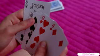 Små bryster blonde er en rigtig hottie i hendes soveværelse.De kysser og sutter patter, før hun slikker hendes glatbarberet fisse.Hun facerides petite babe i en 69er