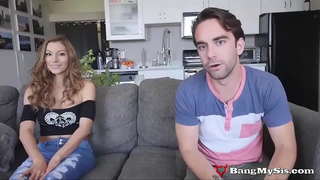 Budr Slut Teen Moka Mora Yn Cymryd Dau Geiliogod Ar Yr Un Pryd