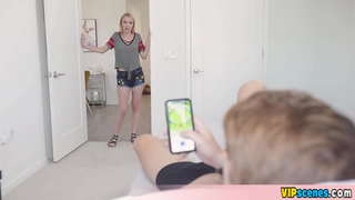 Petite stepsis își pierde virginitatea cu Bro