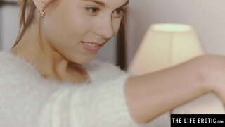 لطيف امرأة سمراء الساعات نفسها في المرآة حين استمناء