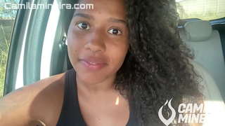 Branda nua A thaispeáint ar an tsráid agus léiríonn sí amach raba