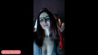 Jedna dievčina ide na pevnom v klube