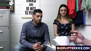 Meta Kinsley Kane u l-għarus tagħha huma maqbuda bl-użu misruqa-karta tal-kreditu, telf tal-prevenzjoni tal-suġġetti Kinsley bir-reqqa l-istrixxa u l-kavità tal-tfittxija.