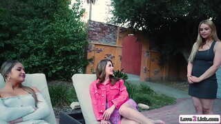 Brunett babe ställer nya busty styvmor att få tillbaka på sin andra otrogen styvmor.De kysser och hon slickar den tatuerade milfs fötter och sedan facesits henne