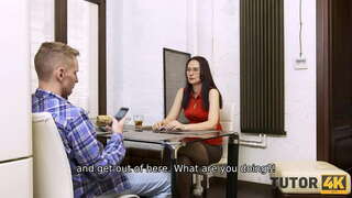 TUTOR4K. Hoikka englanti tutor vetää seksiä opiskelija sohvalla