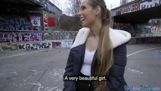 Малышке, чыннан да, акча кирәк, әмма ул эшләргә мәҗбүр була минет бу публике