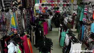 Молоденька блондиночка Хейлі Спейдс смокче член і в той же час її дико трахкають в кицьку