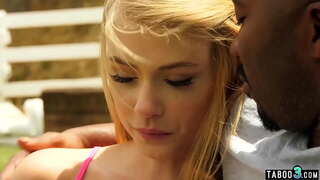 Тощую падчерицу međurasni seks fucks očuh Bi-bi-si u vrtu