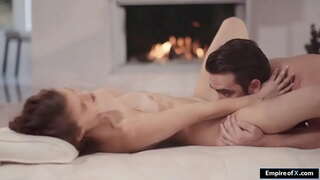 Сотруднице брюнетки вылизали киску, а затем трахнул ее менеджер