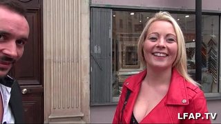 Прекрасна маленька блондинка француженка жорстко трахається в жопу