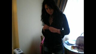 Italyano nga amatorial Lilly strip ug masturbates