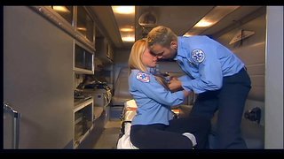 Prsata plavuša jebeno u crni kuk visoke čarape