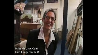 ���ादक दाट तपकिरी रंगाचे केस घर चालवणारी मुख्य स्त्री मिळते shagged तिच्या कामाच्या ठिकाणी