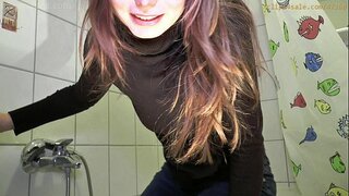 Džinsi izskatās bikini biksīšu mitrināšana