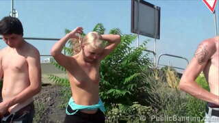 Y. plavuša se bavi javni seks na ulici usred bijela dana