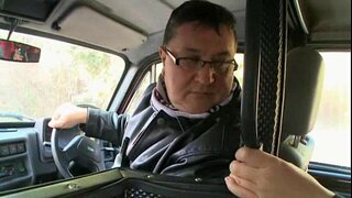 Hadjara કેચ સાથે રાઈડ એક જૂના માણસ