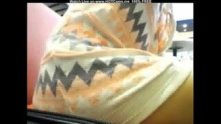 Prsata Plavokosa Ljepotica U Naočalama U Javnom Kafić