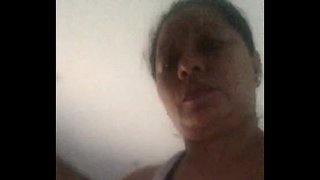 Masturbates ຢູ່ທາງຫນ້າຂອງກ້ອງຖ່າຍ