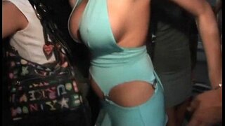 подцеплять djevojaka u klubu