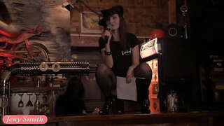 Jeny បស្ម៊ីធជាសាធារណៈអាក្រាតនៅលើឆាក