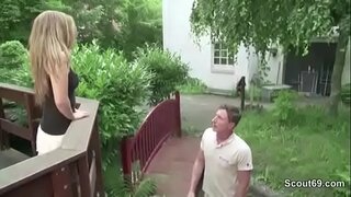 Kichik nozik Teen qarzlarini chunki uy egasi tomonidan fucked 