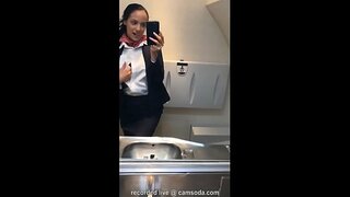 Latina letuška připojí masturbace mile high club na záchodě a cums