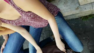 Downblouse a les nenes en el carrer públic