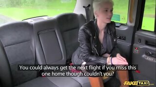 Fake Taxi kuuma intohimoinen karkea seksiä takapenkillä