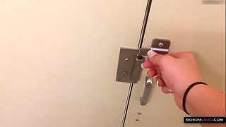 ���ೈಲ್ ಹೈ ಕ್ಲಬ್ ಕಂದು ಕೂದಲಿನ ಸುಂದರಿ ತುಲ್ಲು ಬೆರಳು &amp;ಆಂಪಿಯರ್; ದೊಡ್ಡ ಮೊಲೆ