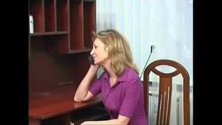 2 קינדער באַרען זייער מאָם&amp;#039;ס לאָך און טאָכעס