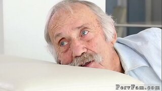 Slatki молодку čvrsto трахнули