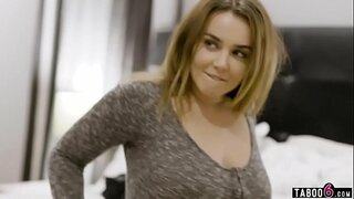 Каучсерферша белән зур сиськами пыталась обокрасть егетне, принимающего аны үзебездә