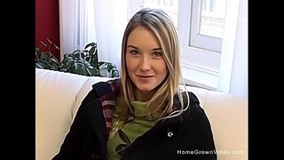 Super cute blonde teen Streifen nackt und spielt mit Ihrer engen pussy