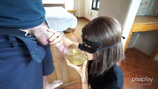 Мръсна Дълбоко гърло, с Рвотными позывами за Слугинята - Пие купата на урина!