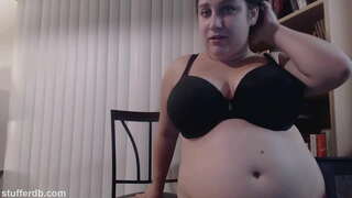 Пухленькая момиче обожава десерти