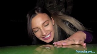 PublicAgent kurviga busty snygging i offentlig kväll avsugning och knulla