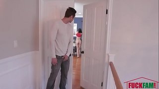 Spruter Last Av Cum på Stesøster&amp; # 039; S Ansikt-Harmoni Rart