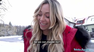 Agencia pública Europea de sexbomb Jennifer Amilton sexo en el sofá de cuero