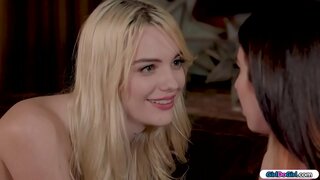 ʰ�색 머리가 찾고 있 원격 묻는 그녀의 금발을 원격으면 그녀는 알고 있습니다.모든 육안 그녀가 돌아서로 원격에서 그녀의 엉덩이입니다.그것의 모든 부분을 풀고 그녀와 그녀는 마음을 사로잡는 그녀.그들은 키스와 그녀가 그녀의 음부를 핥는 전에 딸 딸이 그녀