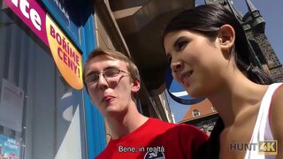 HUNT4K. An cuckold nèrd a se kè kontan yo jwenn peye pou pussy nan mennaj li