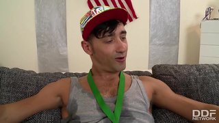 הזוכה מזל מזיין אניטה בי בתחת שלה בזמן לסביות teen &#039; ני משפשף לה את הדגדגן הרטוב