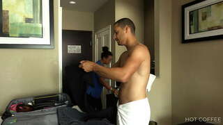 ���ूम सर्विस! बड़ी लूट लैटिना हो जाता है गड़बड़ कुत्ता शैली द्वारा अतिथि और उसकी छाती पर.