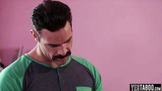 ���ೇಸಿಗೆಯಲ್ಲಿ ದಿನ ಮೂಲಕ ನಾಶವಾಗಿದ್ದನು ಪಡೆಯುತ್ತದೆ ತನ್ನ stepdad