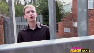 ���ಹಿಳಾ ನಕಲಿ ಟ್ಯಾಕ್ಸಿ ಕಂದು ಕೂದಲಿನ ಸುಂದರಿ ಸೆಳೆಯಿತು ತುಲ್ಲು ಕಂದು ಕೂದಲಿನ ಸುಂದರಿ ಯುವಕ ಮುಂದಿನ ಬಾಗಿಲು