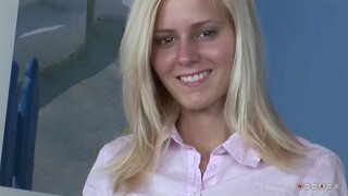 ���ीठो तर शरारती गोरा सवारी प्रेम आफ्नो कुखुरा संग ठूलो प्रयास