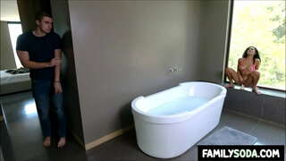 Tiri menangkap stepsister fucking penggetar di bilik mandi