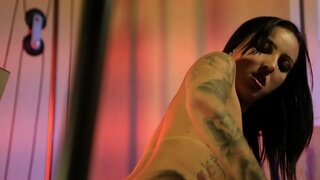 Catra ji přesvědčí trenéra, aby se cvičení trochu více teplé