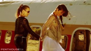 Sexy Lesbiaidd sêr Allie ac Jenna 69 a fingerbang yn yr Anialwch.